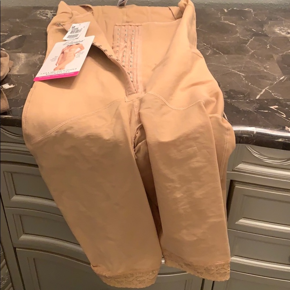 Waist taken in xxs or size 24 at smallest hook.